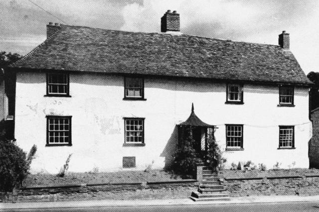 Red Lion, Caxton