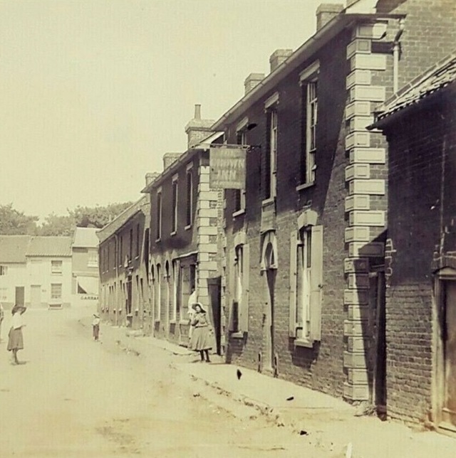 The Crown, Alderton